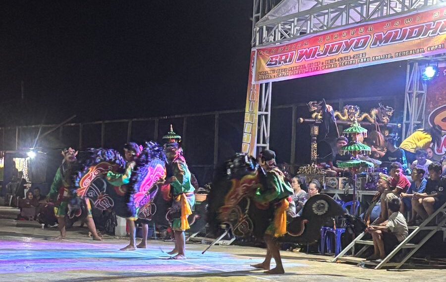 Doc. Warga Desa Tepian Baru terlihat antusias menyaksikan pagelaran kesenian kuda lumping yang digelar di lapangan voli Desa Tepian Baru, Kecamatan Bengalon, Kutai Timur, Kamis (31/12/2025) malam. Acara ini menjadi bagian dari perayaan malam pergantian tahun yang diselenggarakan Pemerintah Desa bersama masyarakat setempat. (Foto: Windi Nur).