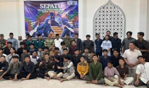 Doc. Pengurus PC LDII Ngaliyan, Danramil 09/Ngaliyan Mayor CZI Agus Pujiatmo, serta para generasi muda LDII berfoto bersama usai pelaksanaan Semarak Pengajian Akhir Tahun Tugu (SEPATU) 2025 di Masjid Al Mansyurin, Tamanlele, Kota Semarang, Rabu (31/12/2025). Acara ditutup dengan doa bersama dan komitmen sinergi dalam pembinaan remaja berakhlak, toleran, dan cinta NKRI. (Foto: Ilma - Kontributor).
