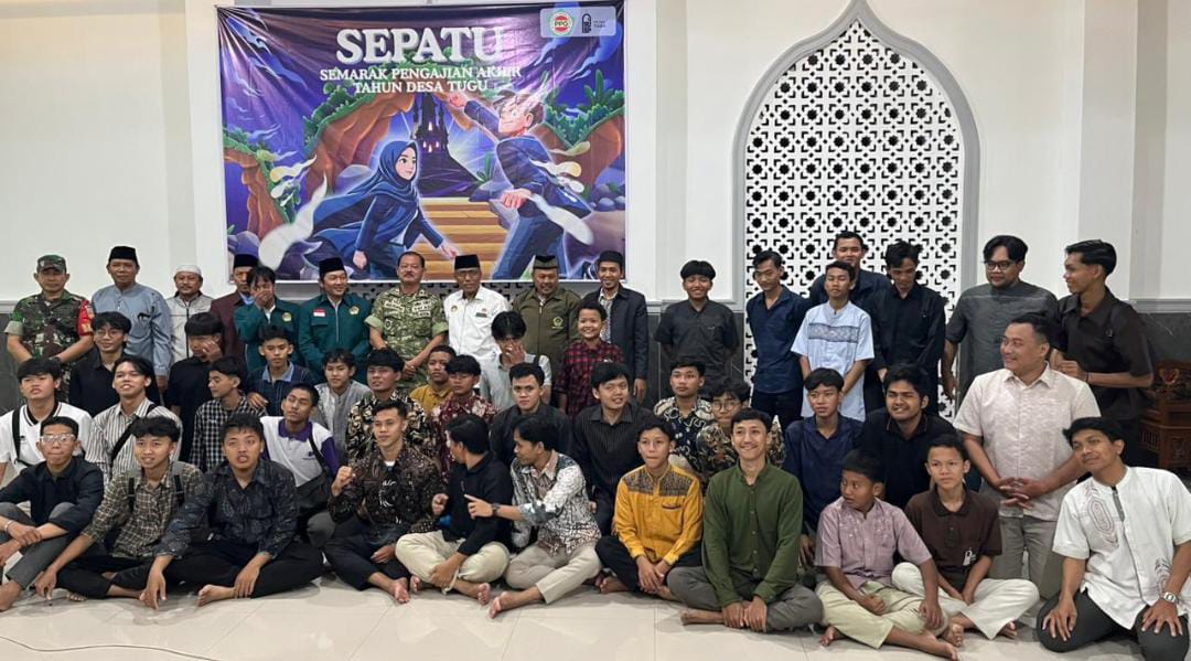 Doc. Pengurus PC LDII Ngaliyan, Danramil 09/Ngaliyan Mayor CZI Agus Pujiatmo, serta para generasi muda LDII berfoto bersama usai pelaksanaan Semarak Pengajian Akhir Tahun Tugu (SEPATU) 2025 di Masjid Al Mansyurin, Tamanlele, Kota Semarang, Rabu (31/12/2025). Acara ditutup dengan doa bersama dan komitmen sinergi dalam pembinaan remaja berakhlak, toleran, dan cinta NKRI. (Foto: Ilma - Kontributor).