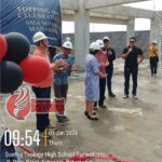 Doc. Prosesi topping off pembangunan gedung SMA Soteria Mahardika di Purwokerto,Kabupaten Banyumas,Kamis(1/1/2026),menandai selesainya tahap konstruksi struktur utama bangunan sekolah. (Foto: Gihon. B).