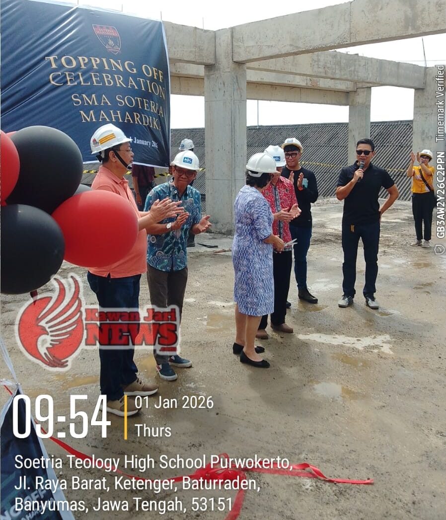Doc. Prosesi topping off pembangunan gedung SMA Soteria Mahardika di Purwokerto,Kabupaten Banyumas,Kamis(1/1/2026),menandai selesainya tahap konstruksi struktur utama bangunan sekolah. (Foto: Gihon. B).