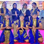 Doc. Pelajar SMPN 1 Warungasem berfoto bersama Kepala SMPN 1 Warungasem, Eminingsih, usai menampilkan Tari Jiwana Jinma dalam ajang Batang Nusantara Expo di Jalan Veteran, Kabupaten Batang, Rabu (31/12/2025). Penampilan tari pesisiran berbasis gerak tradisional kreasi tersebut menjadi bagian dari rangkaian pertunjukan seni pelajar tingkat SMP. (Foto: Heri).