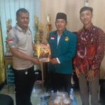 Doc. Ketua PC LDII Kecamatan Ngaliyan, Sukindar, S.Pd., C.SH., C.PFW., C.MDF., C.JKJ., menyerahkan Majalah Nuansa kepada perwakilan instansi di wilayah Kecamatan Ngaliyan, Kota Semarang, sebagai bagian dari kegiatan silaturahim dan penguatan komunikasi menjelang Tahun 2026, Selasa (30/12/2025). (Foto: Ilma).