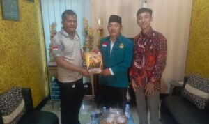 Doc. Ketua PC LDII Kecamatan Ngaliyan, Sukindar, S.Pd., C.SH., C.PFW., C.MDF., C.JKJ., menyerahkan Majalah Nuansa kepada perwakilan instansi di wilayah Kecamatan Ngaliyan, Kota Semarang, sebagai bagian dari kegiatan silaturahim dan penguatan komunikasi menjelang Tahun 2026, Selasa (30/12/2025). (Foto: Ilma).