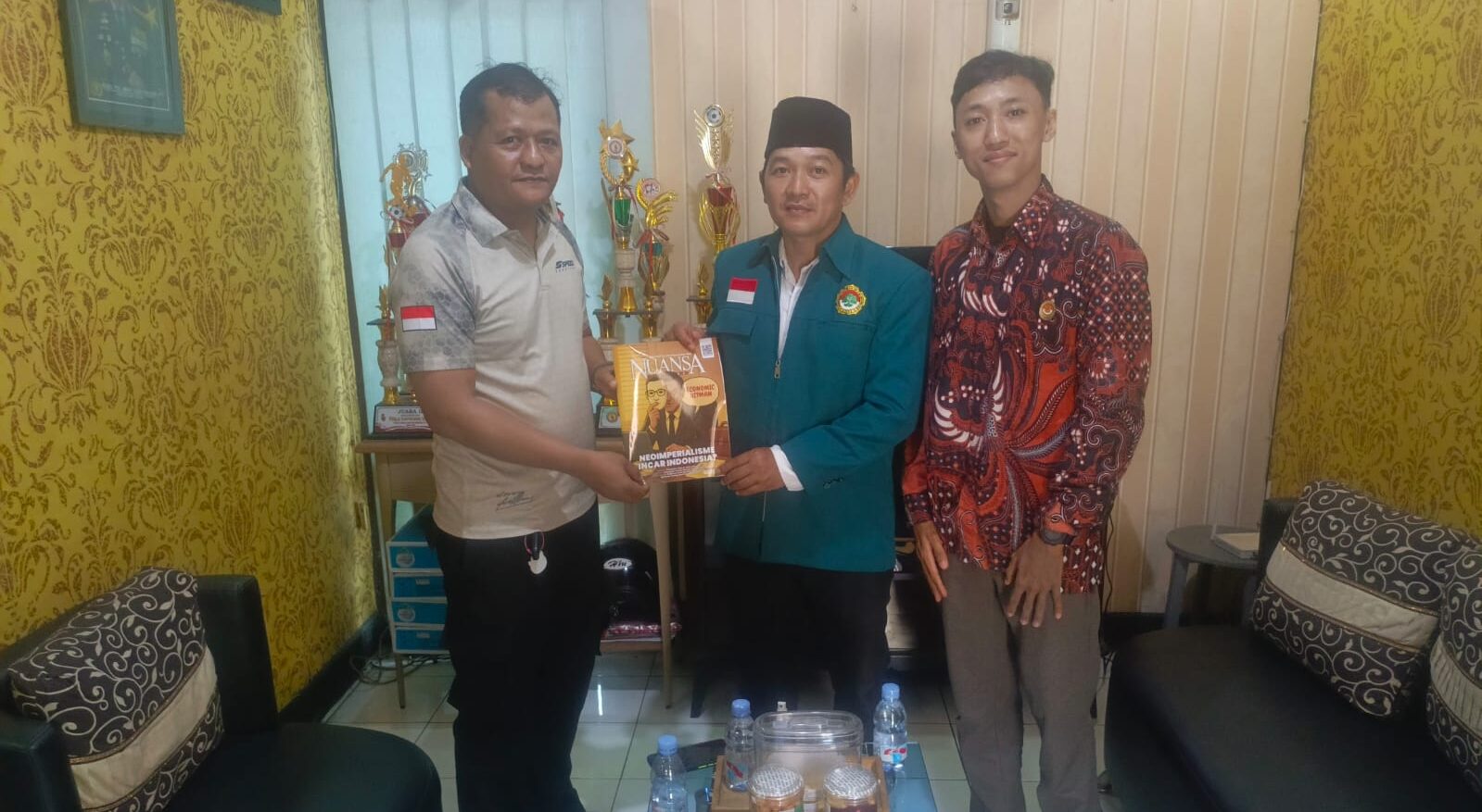 Doc. Ketua PC LDII Kecamatan Ngaliyan, Sukindar, S.Pd., C.SH., C.PFW., C.MDF., C.JKJ., menyerahkan Majalah Nuansa kepada perwakilan instansi di wilayah Kecamatan Ngaliyan, Kota Semarang, sebagai bagian dari kegiatan silaturahim dan penguatan komunikasi menjelang Tahun 2026, Selasa (30/12/2025). (Foto: Ilma).
