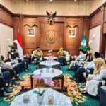 Doc. Ketua DPW LDII Jawa Timur, Ir. KH. Moch. Amrodji Konawi, SE., MT., IPM., saat menghadiri pertemuan bersama sejumlah tokoh dan pihak terkait di Surabaya, menegaskan bahwa situasi Tambak Oso tetap kondusif serta mengimbau agar umat Islam tidak terprovokasi isu adu domba NU–LDII yang diduga dimainkan mafia tanah, dan menyerahkan penyelesaian sengketa lahan melalui jalur hukum yang sah. (Sumber Foto: bangkitpos.com).