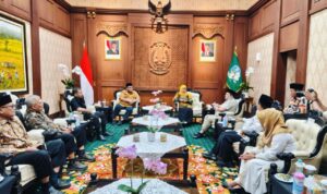 Doc. Ketua DPW LDII Jawa Timur, Ir. KH. Moch. Amrodji Konawi, SE., MT., IPM., saat menghadiri pertemuan bersama sejumlah tokoh dan pihak terkait di Surabaya, menegaskan bahwa situasi Tambak Oso tetap kondusif serta mengimbau agar umat Islam tidak terprovokasi isu adu domba NU–LDII yang diduga dimainkan mafia tanah, dan menyerahkan penyelesaian sengketa lahan melalui jalur hukum yang sah. (Sumber Foto: bangkitpos.com).