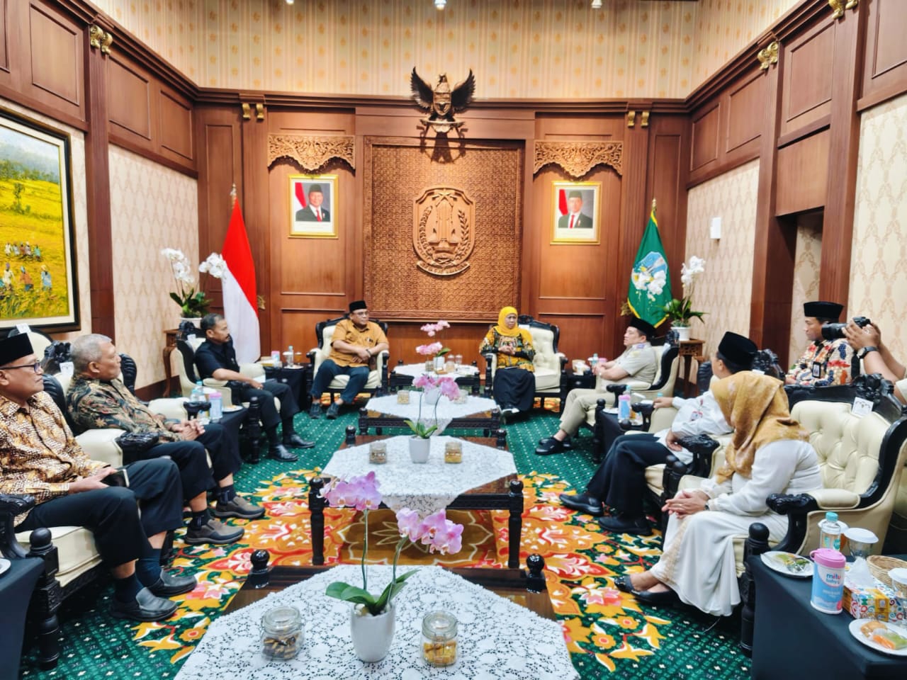Doc. Ketua DPW LDII Jawa Timur, Ir. KH. Moch. Amrodji Konawi, SE., MT., IPM., saat menghadiri pertemuan bersama sejumlah tokoh dan pihak terkait di Surabaya, menegaskan bahwa situasi Tambak Oso tetap kondusif serta mengimbau agar umat Islam tidak terprovokasi isu adu domba NU–LDII yang diduga dimainkan mafia tanah, dan menyerahkan penyelesaian sengketa lahan melalui jalur hukum yang sah. (Sumber Foto: bangkitpos.com).
