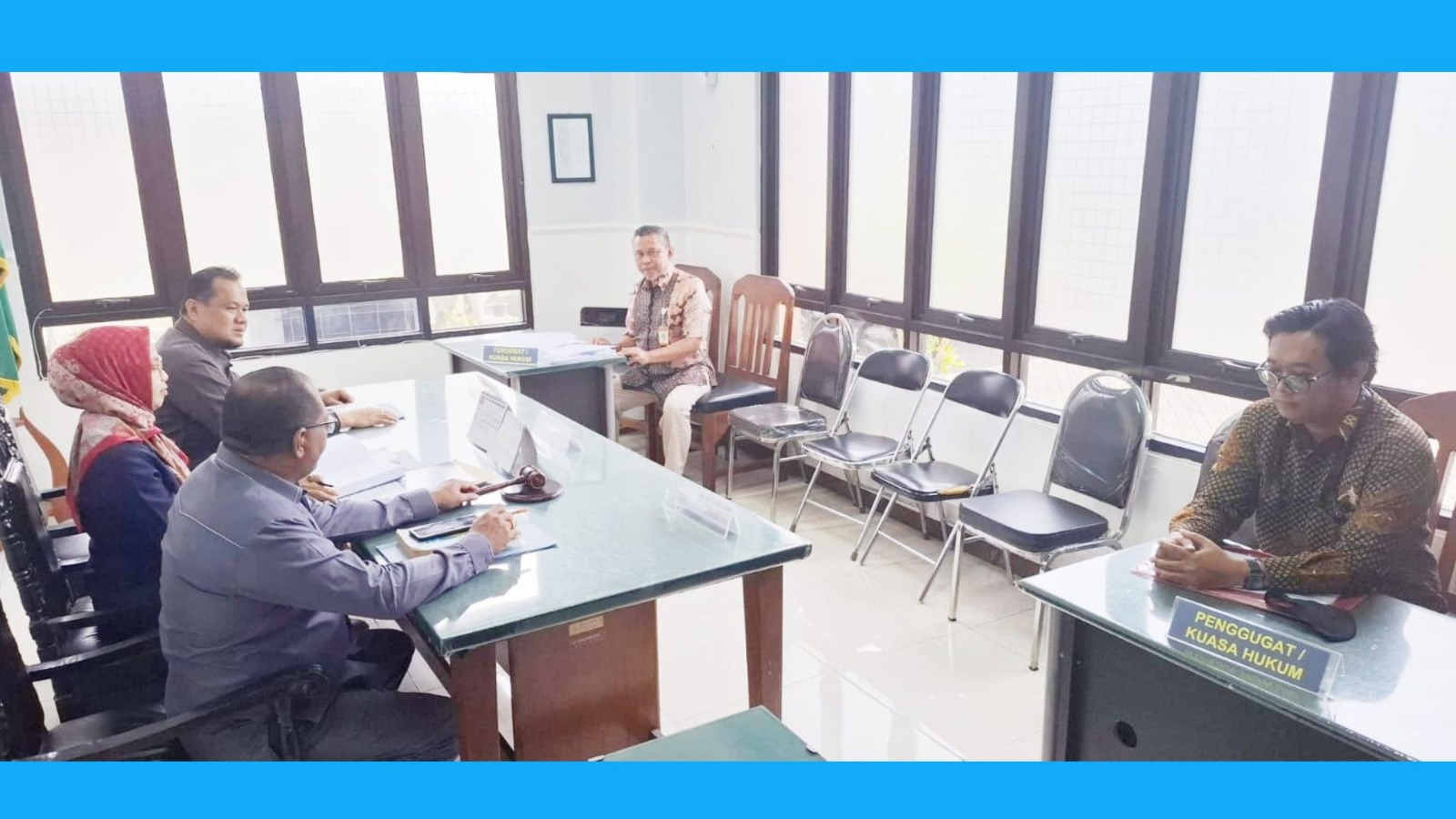 Doc. Suasana pertemuan resmi antara para pihak dalam sebuah forum formal yang membahas sengketa administrasi pendidikan, sebelum perkara tersebut dinyatakan berakhir melalui penyelesaian damai. (Foto: Eko Wahyu).