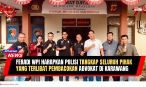 Doc. Tim FERADI WPI berfoto bersama di depan kantor kepolisian usai meminta informasi resmi terkait perkembangan penanganan kasus dugaan pembacokan terhadap Advokat Ade Rojali di Karawang. Kehadiran tim tersebut merupakan bagian dari langkah koordinasi dan pengawalan proses hukum, sekaligus penegasan sikap FERADI WPI agar aparat kepolisian mengusut tuntas dan menangkap seluruh pihak yang diduga terlibat dalam peristiwa tersebut. (Foto: Wilma).