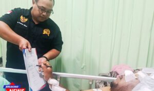 Doc. Advokat Ade Rojali Pranata menandatangani surat kuasa pendampingan hukum kepada Tim DPP FERADI WPI saat menjalani perawatan, sebagai bentuk penunjukan resmi organisasi advokat tersebut untuk mengawal dan mendampingi proses hukum kasus dugaan pembacokan yang menimpanya di Karawang, Jawa Barat. (Foto: Wilma).