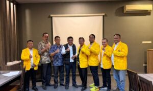 Doc. Advokat Yulianto Kiswocahyono, S.E., S.H., BKP (tengah) berfoto bersama dosen pengampu dan mahasiswa Program Magister (S2) Ilmu Hukum Universitas MPU Tantular usai perkuliahan Mata Kuliah Politik Hukum yang digelar secara luring di Telaga Seafood, Cibubur, Kota Depok, Selasa (6/1/2026). (Foto: Eko Wahyu).