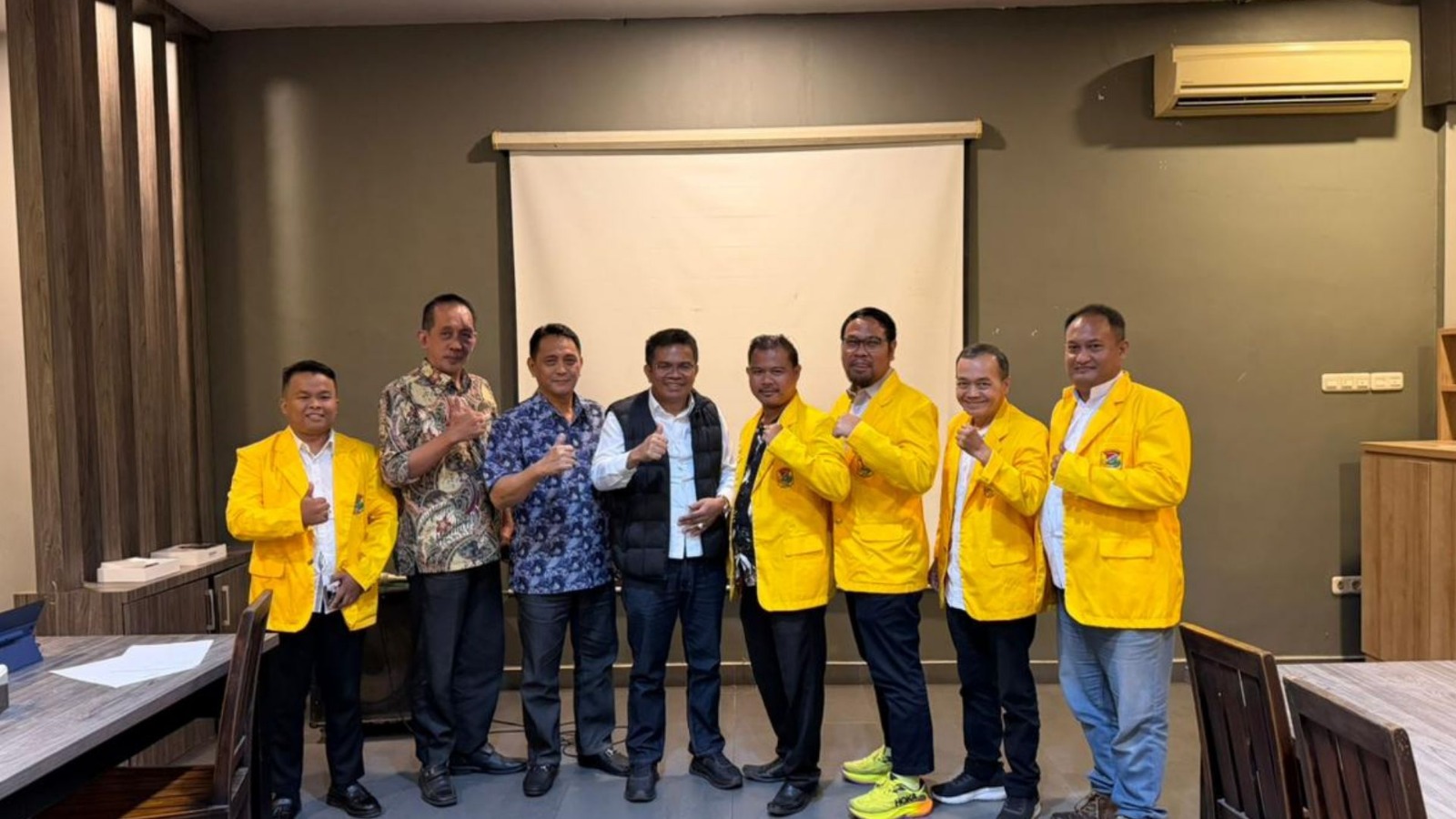 Doc. Advokat Yulianto Kiswocahyono, S.E., S.H., BKP (tengah) berfoto bersama dosen pengampu dan mahasiswa Program Magister (S2) Ilmu Hukum Universitas MPU Tantular usai perkuliahan Mata Kuliah Politik Hukum yang digelar secara luring di Telaga Seafood, Cibubur, Kota Depok, Selasa (6/1/2026). (Foto: Eko Wahyu).
