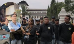 Doc. Sejumlah peserta aksi “Save Ciremai” dari Aliansi Masyarakat Kuningan saat berada di kawasan Gedung Sate, Bandung, Selasa (6/1/2026), menyampaikan aspirasi terkait dugaan degradasi lingkungan di Taman Nasional Gunung Ciremai kepada Pemerintah Provinsi Jawa Barat. (Foto: Moh. Ismail).