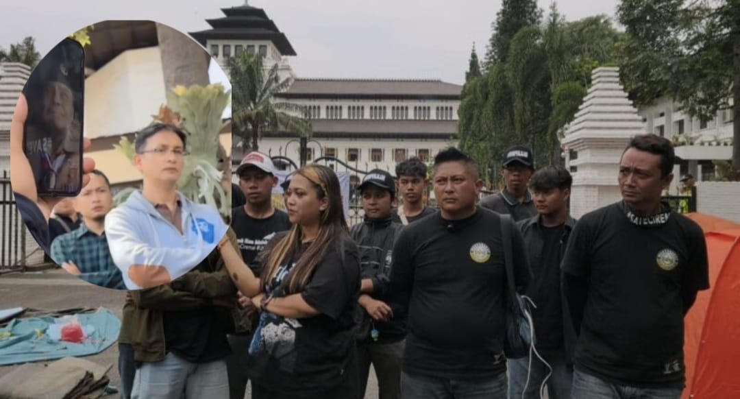 Doc. Sejumlah peserta aksi “Save Ciremai” dari Aliansi Masyarakat Kuningan saat berada di kawasan Gedung Sate, Bandung, Selasa (6/1/2026), menyampaikan aspirasi terkait dugaan degradasi lingkungan di Taman Nasional Gunung Ciremai kepada Pemerintah Provinsi Jawa Barat. (Foto: Moh. Ismail).