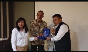 Doc. Dr. Panti Silaban, S.Kom., S.H., M.H. (tengah) menerima plakat penghargaan dari perwakilan mahasiswa Program Magister (S2) Ilmu Hukum Universitas MPU Tantular Angkatan 2025, dalam rangka apresiasi atas dedikasi dan kontribusinya sebagai dosen pengampu Mata Kuliah Politik Hukum pada perkuliahan luring yang digelar di Telaga Café, Cibubur, Selasa (6/1/2026). (Foto: Eko Wahyu).