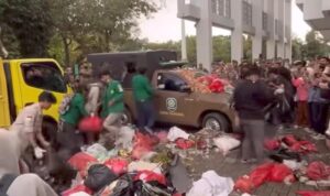 Doc. Mahasiswa melancarkan aksi unjuk rasa dengan menumpahkan muatan sampah dari truk di depan Kantor Wali Kota Tangerang Selatan sebagai bentuk protes terhadap krisis pengelolaan sampah di wilayah tersebut. (Sumber Foto: tangkapan layar video tangsel Update).