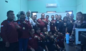 Doc. Jajaran pengurus pusat dan daerah FERADI WPI berpose bersama di Kantor DPD FERADI WPI Jawa Barat, Karawang, sebelum melaksanakan agenda organisasi, termasuk kunjungan kemanusiaan ke rumah sakit dan koordinasi lanjutan ke Polsek Majalaya terkait penanganan kasus penganiayaan terhadap anggota FERADI WPI. (Foto: FERADI WPI Official).