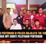 Doc. Tim FERADI WPI berfoto bersama di halaman Polsek Majalaya, Karawang, usai mendatangi kantor kepolisian tersebut untuk mempertanyakan perkembangan penanganan perkara dugaan pembacokan terhadap salah satu anggotanya, Jumat (9/1/2026). (Foto: Wilma).
