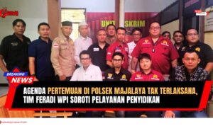 Doc. Tim FERADI WPI berfoto bersama di halaman Polsek Majalaya, Karawang, usai mendatangi kantor kepolisian tersebut untuk mempertanyakan perkembangan penanganan perkara dugaan pembacokan terhadap salah satu anggotanya, Jumat (9/1/2026). (Foto: Wilma).