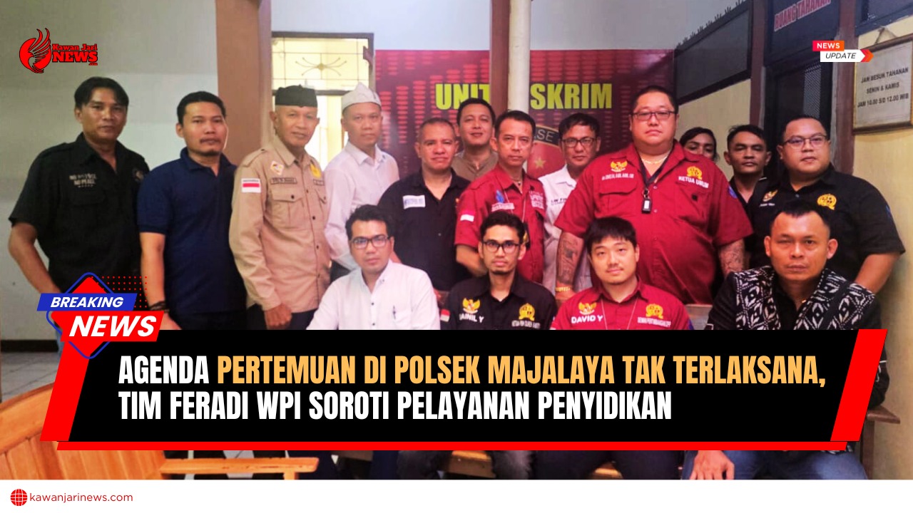 Doc. Tim FERADI WPI berfoto bersama di halaman Polsek Majalaya, Karawang, usai mendatangi kantor kepolisian tersebut untuk mempertanyakan perkembangan penanganan perkara dugaan pembacokan terhadap salah satu anggotanya, Jumat (9/1/2026). (Foto: Wilma).