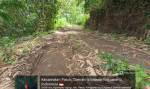 Doc. Kondisi jalan lingkungan menuju SD Negeri Nglegi 2 di Desa Nglegi, Kecamatan Patuk, Kabupaten Gunungkidul, dengan rabat beton yang hancur dan turun hingga menyentuh permukaan tanah. Kerusakan ini menyebabkan jalan licin dan berisiko membahayakan pengguna jalan, terutama saat hujan. (NR).