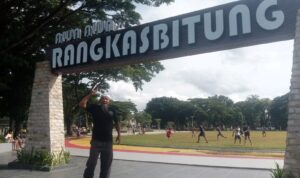 Doc. Fam Fuk Tjhong, Wakil Ketua Umum XV FERADI WPI Kabupaten Lebak, meninjau kondisi Alun-Alun Rangkasbitung sebagai bagian dari pengamatan terhadap hasil pekerjaan pembangunan fasilitas publik tersebut. (Foto: David).