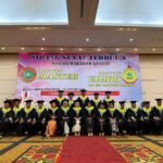 Doc. Pimpinan Institut EHMRI, jajaran dosen, serta wisudawan dan wisudawati berfoto bersama usai Sidang Senat Terbuka Wisuda Angkatan Ke-3 Institut Edi Haryono Madani Riau di Ballroom Hotel Labersa, Pekanbaru, Sabtu (10/1/2026). (Foto: Sukri Prizal).