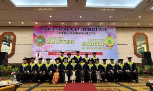 Doc. Pimpinan Institut EHMRI, jajaran dosen, serta wisudawan dan wisudawati berfoto bersama usai Sidang Senat Terbuka Wisuda Angkatan Ke-3 Institut Edi Haryono Madani Riau di Ballroom Hotel Labersa, Pekanbaru, Sabtu (10/1/2026). (Foto: Sukri Prizal).