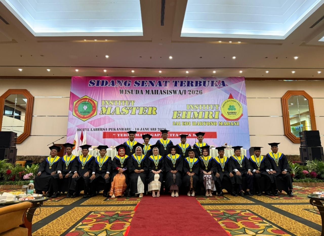 Doc. Pimpinan Institut EHMRI, jajaran dosen, serta wisudawan dan wisudawati berfoto bersama usai Sidang Senat Terbuka Wisuda Angkatan Ke-3 Institut Edi Haryono Madani Riau di Ballroom Hotel Labersa, Pekanbaru, Sabtu (10/1/2026). (Foto: Sukri Prizal).