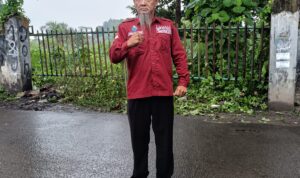 Doc. Fam Fuk Tjhong, Wakil Ketua Umum XV FERADI WPI Kabupaten Lebak, meninjau kondisi Alun-Alun Rangkasbitung sebagai bagian dari pengamatan terhadap hasil pekerjaan pembangunan fasilitas publik tersebut. (Foto: David - Kontributor).