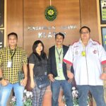 Doc. Foto bersama kuasa hukum para termohon aanmaning usai menghadiri sidang lanjutan perkara eksekusi hak tanggungan di Pengadilan Agama Klaten, Jawa Tengah, Senin (12/1/2026). (Foto: Wilma).