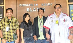 Doc. Foto bersama kuasa hukum para termohon aanmaning usai menghadiri sidang lanjutan perkara eksekusi hak tanggungan di Pengadilan Agama Klaten, Jawa Tengah, Senin (12/1/2026). (Foto: Wilma).