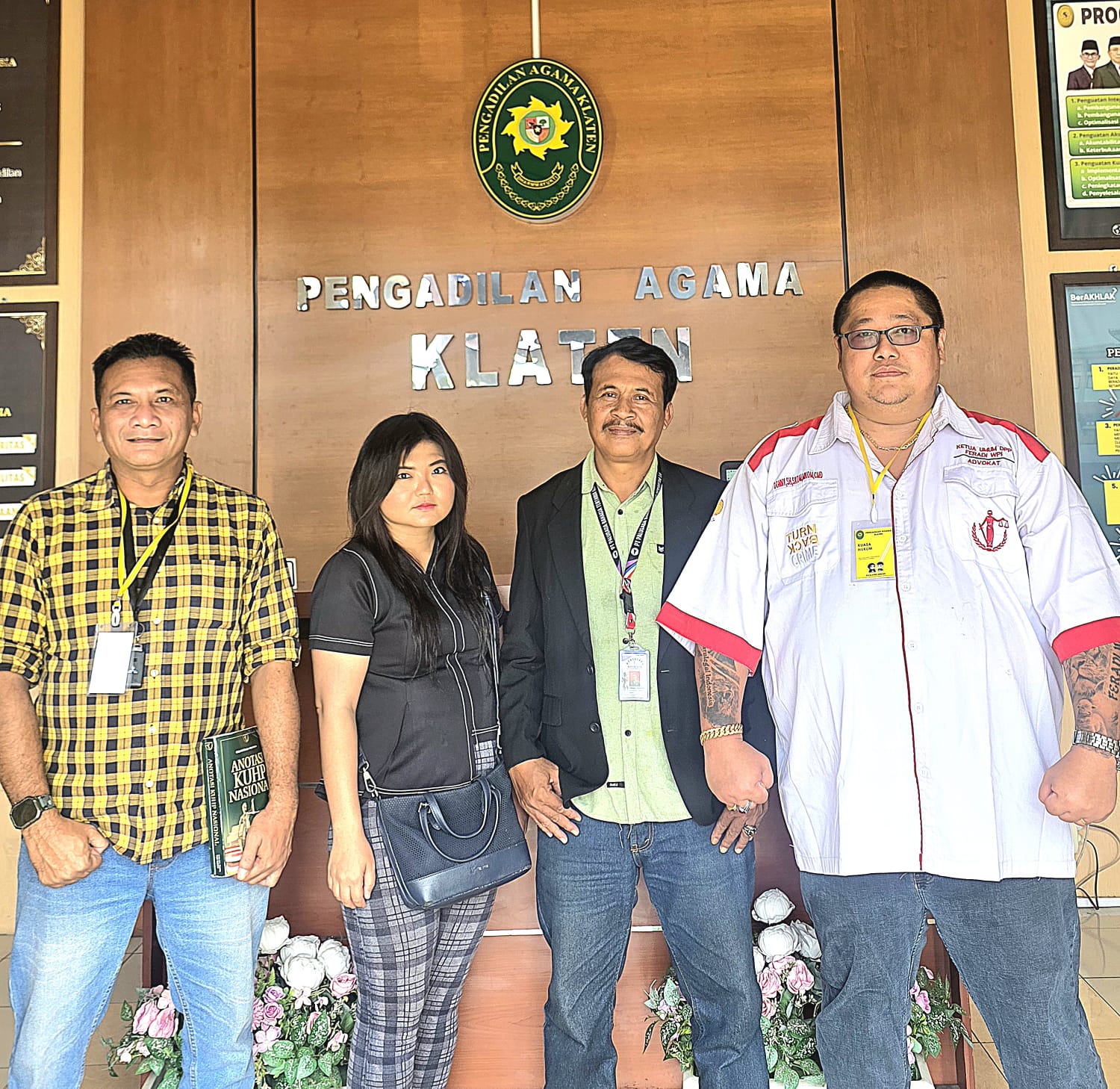 Doc. Foto bersama kuasa hukum para termohon aanmaning usai menghadiri sidang lanjutan perkara eksekusi hak tanggungan di Pengadilan Agama Klaten, Jawa Tengah, Senin (12/1/2026). (Foto: Wilma).