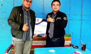 Doc. Ketua DPC FERADI WPI Pati sekaligus Kepala Kantor Hukum Subur Jaya Cabang Pati, Mustaqim, S.Hum., C.PFW., C.MDF. (kanan), menyerahkan dokumen pendampingan hukum kepada pihak terkait dalam rangka penguatan komitmen pendampingan dan perlindungan hukum bagi klien di Kabupaten Pati, Rabu (14/1/2026). (Foto: Wilma).