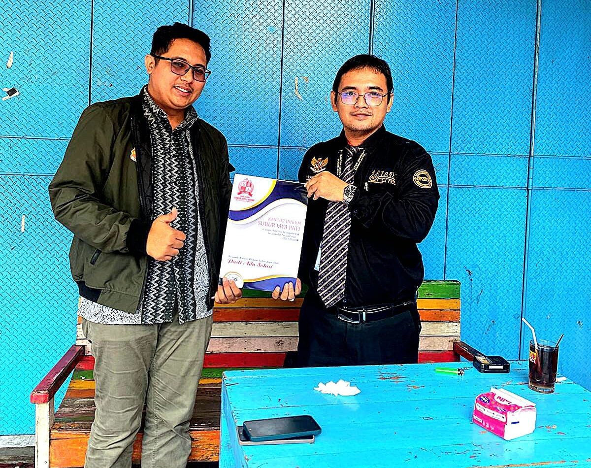 Doc. Ketua DPC FERADI WPI Pati sekaligus Kepala Kantor Hukum Subur Jaya Cabang Pati, Mustaqim, S.Hum., C.PFW., C.MDF. (kanan), menyerahkan dokumen pendampingan hukum kepada pihak terkait dalam rangka penguatan komitmen pendampingan dan perlindungan hukum bagi klien di Kabupaten Pati, Rabu (14/1/2026). (Foto: Wilma).