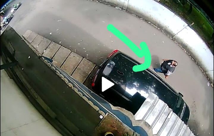 Doc. Tangkapan layar rekaman CCTV yang memperlihatkan sosok pria yang diduga terkait dengan peristiwa hilangnya sepeda motor milik jurnalis Oke Flores di Jakarta, Jumat (16/1/2026). Identitas yang bersangkutan masih dalam proses klarifikasi dan penanganan pihak kepolisian. (Foto: Moh. Ismail).
