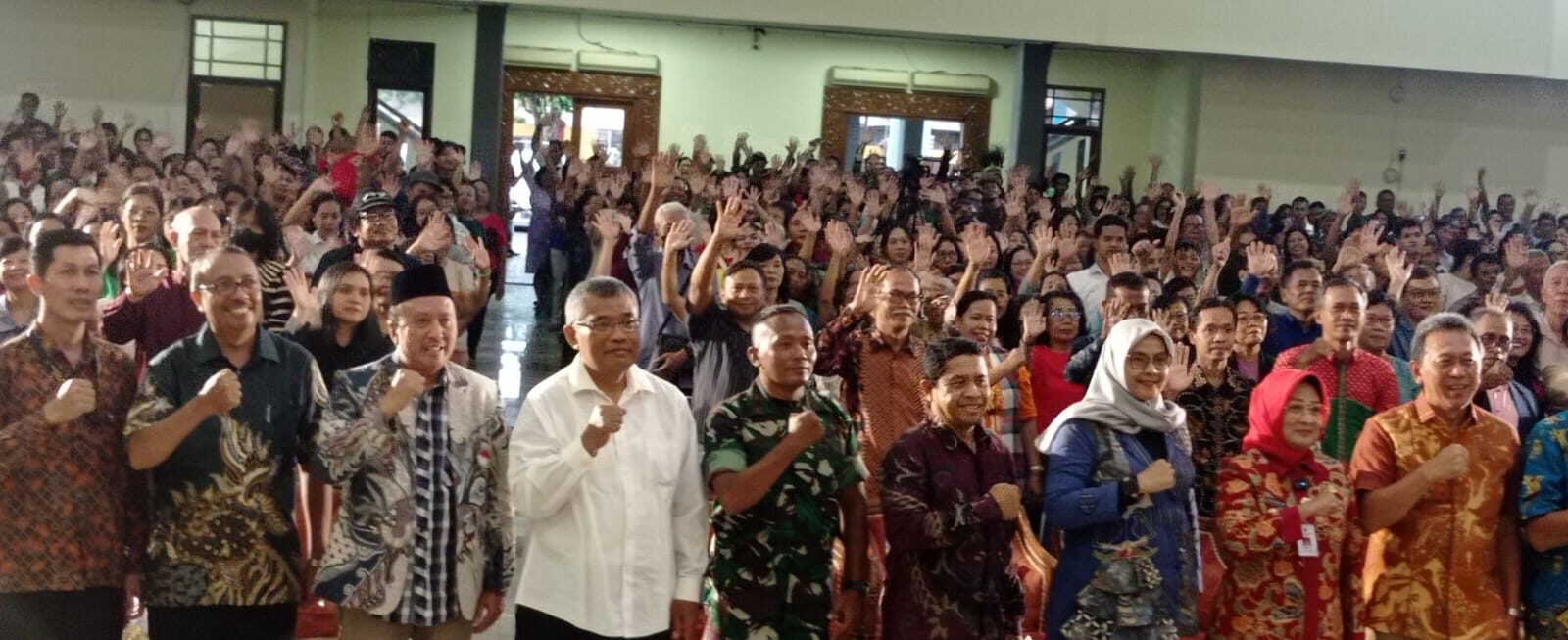 Doc. Suasana Perayaan Natal Bersama yang diselenggarakan oleh Badan Kerja Sama Antar Gereja Kristen (BKSGK) Kabupaten Kebumen di Gedung Pertemuan Sekretariat Daerah (Setda) Kabupaten Kebumen, Jumat (16/1/2026). Kegiatan ini diikuti sekitar 1.300 jemaat dari 46 gereja lintas denominasi dan dihadiri unsur pemerintah daerah, TNI, dan Polri sebagai bentuk kebersamaan dan kerukunan umat beragama. (Foto: Budi Setiyanto).