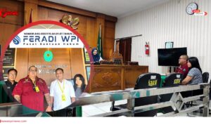 Doc. Latar belakang memperlihatkan suasana sidang aanmaning perkara Nomor 0009/Pdt.Eks.HT/2025/PA.Klt yang berlangsung di Pengadilan Agama Klaten, sementara pada klos (lingkaran) bagian depan ditampilkan foto bersama Advokat/Pengacara Senior dan Kawakan Donny Andretti, S.H., S.Kom., M.Kom., C.Md., C.PFW., C.MDF., C.JKJ. (Foto: Wilma).