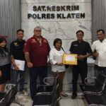 Doc. Korban dugaan penggelapan STNK dan BPKB, Sri Subiyanti, S.E. (tengah), berfoto bersama Advokat/Pengacara Senior Donny Andretti, S.H., S.Kom., M.Kom., C.Md., C.PFW., C.MDF., C.JKJ. dan tim penasihat hukum dari Firma Hukum Subur Jaya dan Rekan – FERADI WPI usai penyerahan pengaduan resmi di Satreskrim Polres Klaten, Jawa Tengah, Senin (19 Januari 2026), ditandai dengan diterbitkannya Surat Tanda Penerimaan Laporan Pengaduan (STPL). (Foto: Wilma).