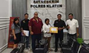 Doc. Korban dugaan penggelapan STNK dan BPKB, Sri Subiyanti, S.E. (tengah), berfoto bersama Advokat/Pengacara Senior Donny Andretti, S.H., S.Kom., M.Kom., C.Md., C.PFW., C.MDF., C.JKJ. dan tim penasihat hukum dari Firma Hukum Subur Jaya dan Rekan – FERADI WPI usai penyerahan pengaduan resmi di Satreskrim Polres Klaten, Jawa Tengah, Senin (19 Januari 2026), ditandai dengan diterbitkannya Surat Tanda Penerimaan Laporan Pengaduan (STPL). (Foto: Wilma).