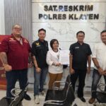 Doc. Korban dugaan penggelapan STNK dan BPKB, Sri Subiyanti, S.E. (tengah), didampingi Advokat/Pengacara Senior dan Kawakan Donny Andretti, S.H., S.Kom., M.Kom., C.Md., C.PFW., C.MDF., C.JKJ. bersama tim penasihat hukum dari Firma Hukum Subur Jaya dan Rekan – FERADI WPI usai menyerahkan pengaduan resmi di Satreskrim Polres Klaten, yang diterima dengan diterbitkannya tanda terima laporan, Senin (19 Januari 2026). (Foto: Wilma).