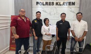 Doc. Korban dugaan penggelapan STNK dan BPKB, Sri Subiyanti, S.E. (tengah), didampingi Advokat/Pengacara Senior dan Kawakan Donny Andretti, S.H., S.Kom., M.Kom., C.Md., C.PFW., C.MDF., C.JKJ. bersama tim penasihat hukum dari Firma Hukum Subur Jaya dan Rekan – FERADI WPI usai menyerahkan pengaduan resmi di Satreskrim Polres Klaten, yang diterima dengan diterbitkannya tanda terima laporan, Senin (19 Januari 2026). (Foto: Wilma).