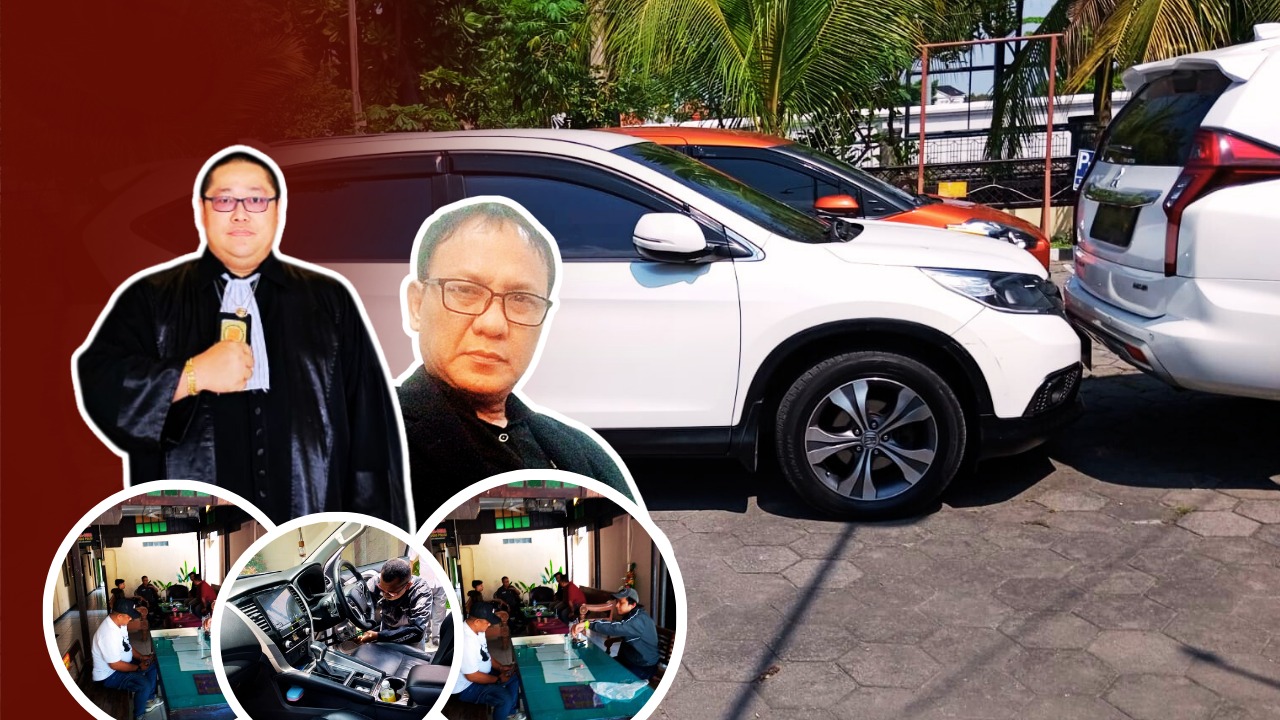 Doc. Latar belakang memperlihatkan mobil Mitsubishi Pajero Sport putih yang menjadi objek perkara dugaan perampasan. Pada sisi depan foto ditampilkan Donny Andretti selaku kuasa hukum dan Mochamad Arifin sebagai pelapor. Sementara pada close-up lingkaran paling depan ditampilkan dokumentasi penting yang berkaitan dengan tahapan proses hukum yang sedang berjalan sebagai bagian dari upaya pendampingan dan pembuktian. (Foto: Wakid).