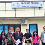 Doc. Sejumlah pihak terkait tampak berfoto di depan kantor Propam Presisi Polres Karanganyar. Dalam dokumentasi ini terlihat Advokat Donny Andretti bersama Mochammad Arifin, didampingi rekan-rekan dari FERADI WPI, antara lain Zainil Yasni, serta Advokat Magang Cecilia Natasya Tionardi, SE, SH, MH. Kehadiran mereka berkaitan dengan pengawalan proses pengaduan dan klarifikasi atas penanganan perkara yang sedang berjalan, sebagai bagian dari upaya mendorong penegakan hukum yang objektif dan profesional. (Foto: Wilma).