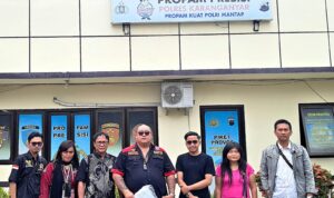 Doc. Sejumlah pihak terkait tampak berfoto di depan kantor Propam Presisi Polres Karanganyar. Dalam dokumentasi ini terlihat Advokat Donny Andretti bersama Mochammad Arifin, didampingi rekan-rekan dari FERADI WPI, antara lain Zainil Yasni, serta Advokat Magang Cecilia Natasya Tionardi, SE, SH, MH. Kehadiran mereka berkaitan dengan pengawalan proses pengaduan dan klarifikasi atas penanganan perkara yang sedang berjalan, sebagai bagian dari upaya mendorong penegakan hukum yang objektif dan profesional. (Foto: Wilma).