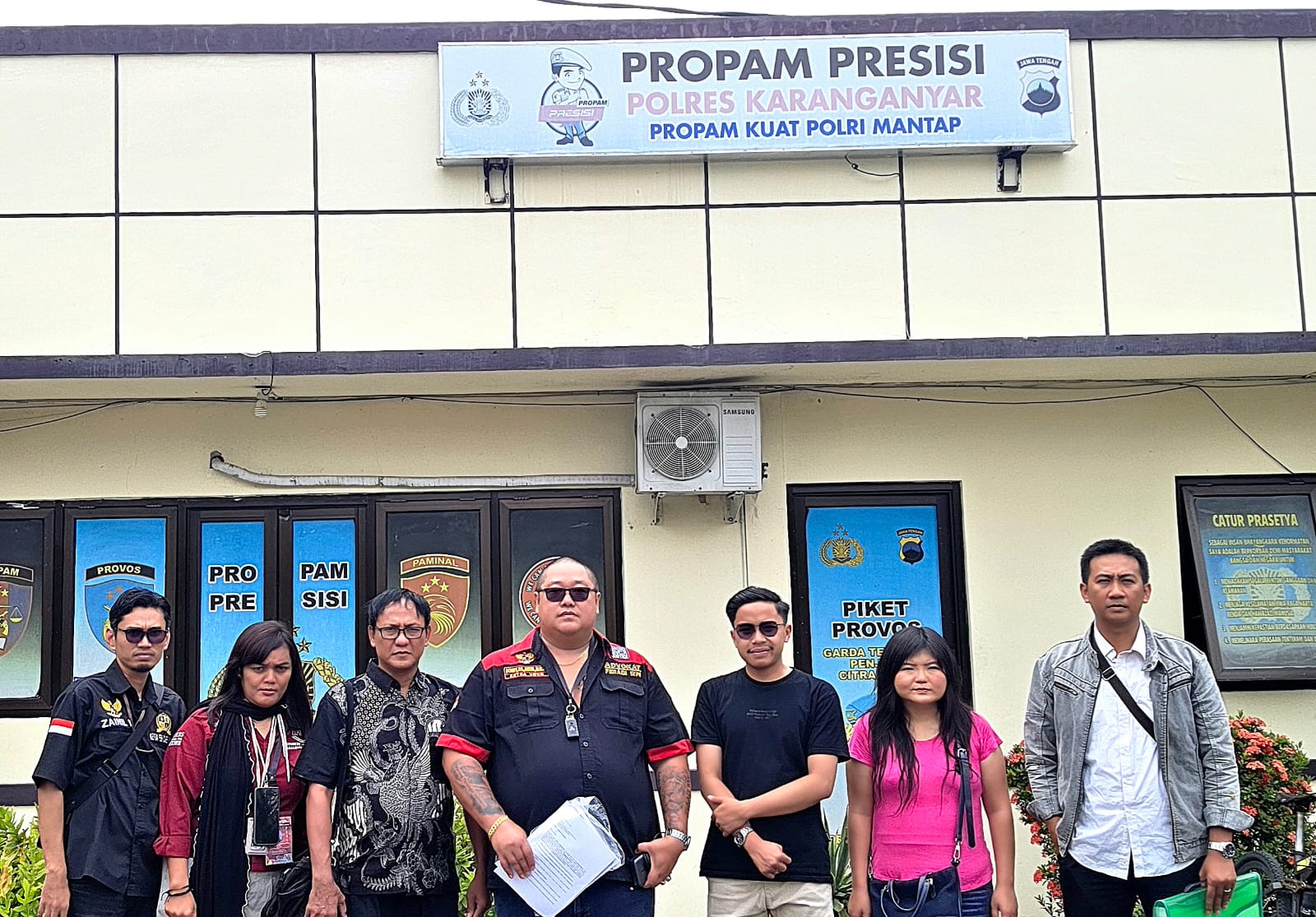 Doc. Sejumlah pihak terkait tampak berfoto di depan kantor Propam Presisi Polres Karanganyar. Dalam dokumentasi ini terlihat Advokat Donny Andretti bersama Mochammad Arifin, didampingi rekan-rekan dari FERADI WPI, antara lain Zainil Yasni, serta Advokat Magang Cecilia Natasya Tionardi, SE, SH, MH. Kehadiran mereka berkaitan dengan pengawalan proses pengaduan dan klarifikasi atas penanganan perkara yang sedang berjalan, sebagai bagian dari upaya mendorong penegakan hukum yang objektif dan profesional. (Foto: Wilma).