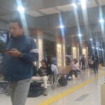 Doc. Suasana aktivitas penumpang di Stasiun Pasar Senen, Jakarta Pusat, Selasa pagi (21/1/2026), tetap ramai meski hujan mengguyur wilayah ibu kota. Penumpang terlihat bergegas menuju peron dan pintu keluar stasiun dengan membawa barang bawaan. (Foto: Imam).