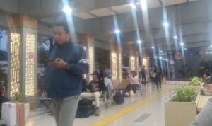 Doc. Suasana aktivitas penumpang di Stasiun Pasar Senen, Jakarta Pusat, Selasa pagi (21/1/2026), tetap ramai meski hujan mengguyur wilayah ibu kota. Penumpang terlihat bergegas menuju peron dan pintu keluar stasiun dengan membawa barang bawaan. (Foto: Imam).