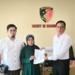 Doc. Pelapor Hawasiah (tengah) didampingi perwakilan tim hukum Subur Jaya Lawfirm–FERADI WPI saat menyerahkan atau menunjukkan dokumen laporan kepada penyidik Unit II Harda Satreskrim Polres Buleleng, Bali, sebagai bagian dari proses penanganan perkara dugaan pemalsuan surat dan/atau keterangan palsu ke dalam akta autentik. (Foto: FERADI WPI Official).